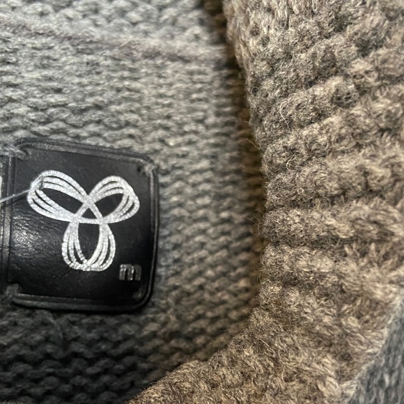 Aritzia TNA ‘Killer Whale’ RARE Cowichan Gray and Cream Patterned Zip-Up Sweater - Picture 6 of 15